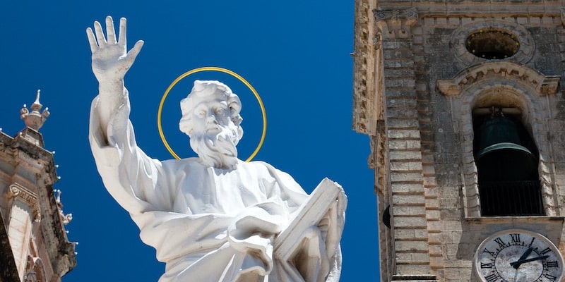 Una estatua recuerda a San Pablo apóstol.