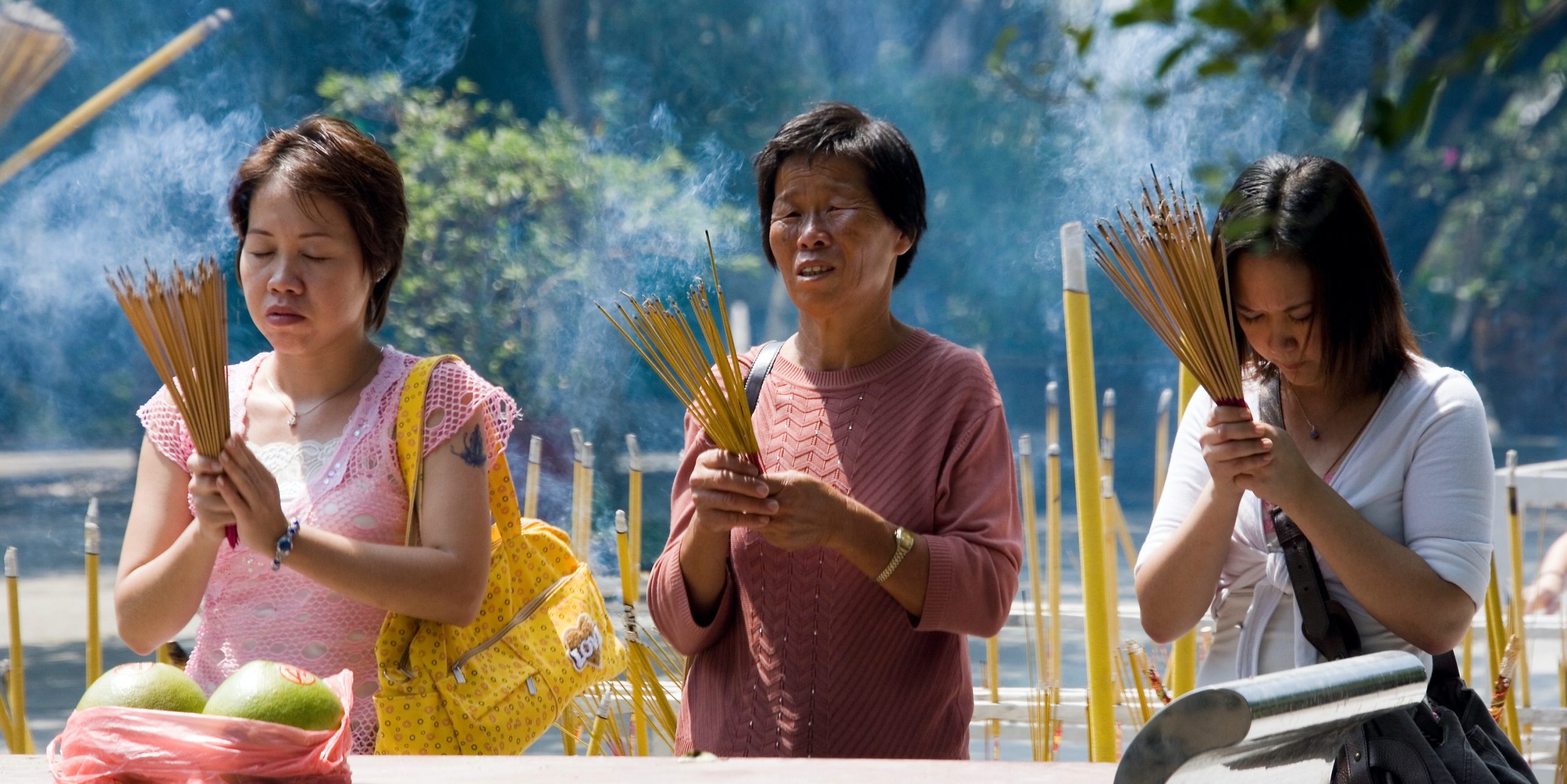 Mujeres participan de un ritual taoísta. 