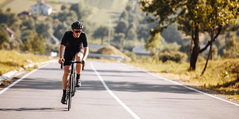 Ciclista entrenando en un día soleado