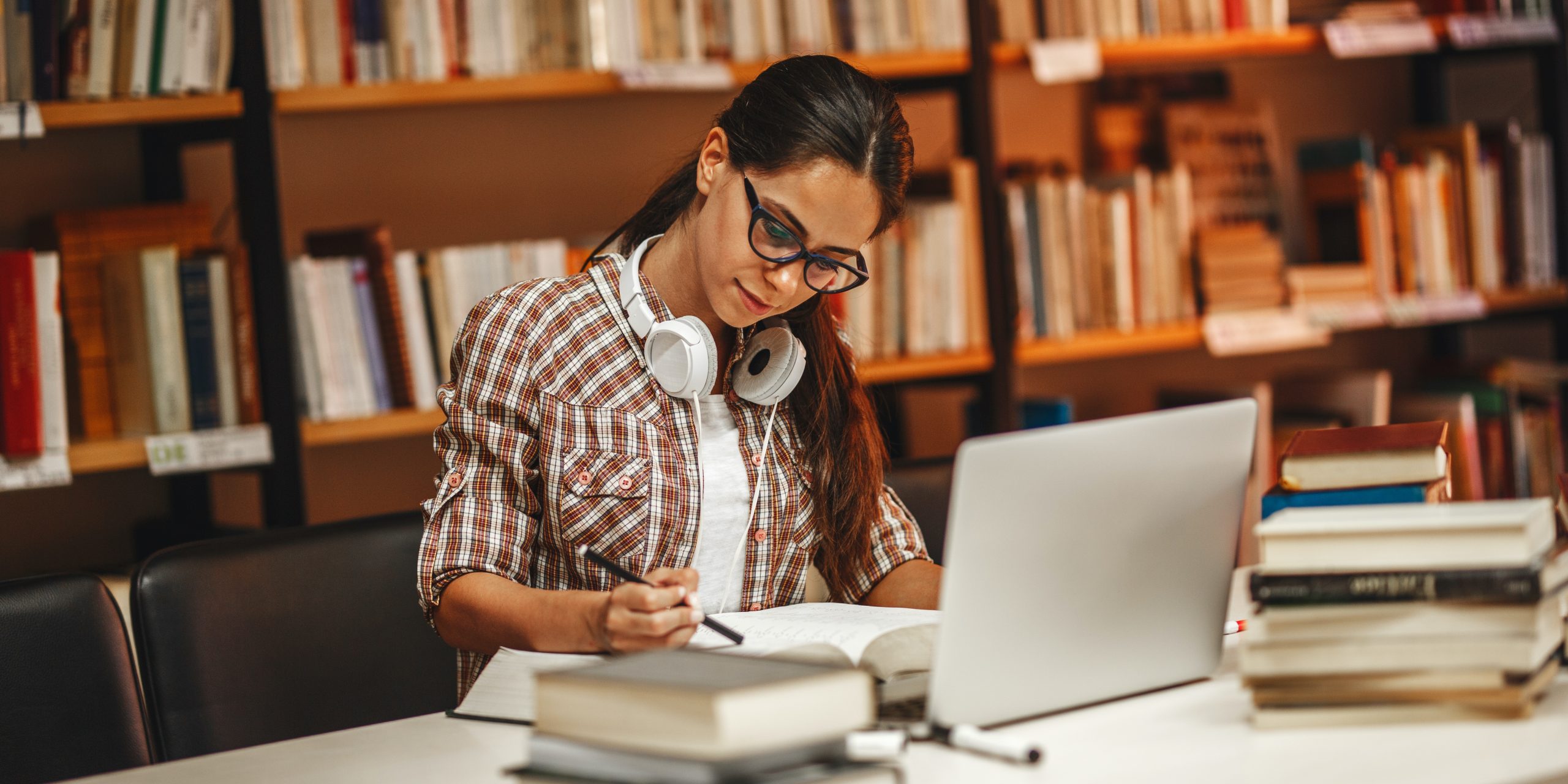 Investigadora revisando bibliografía