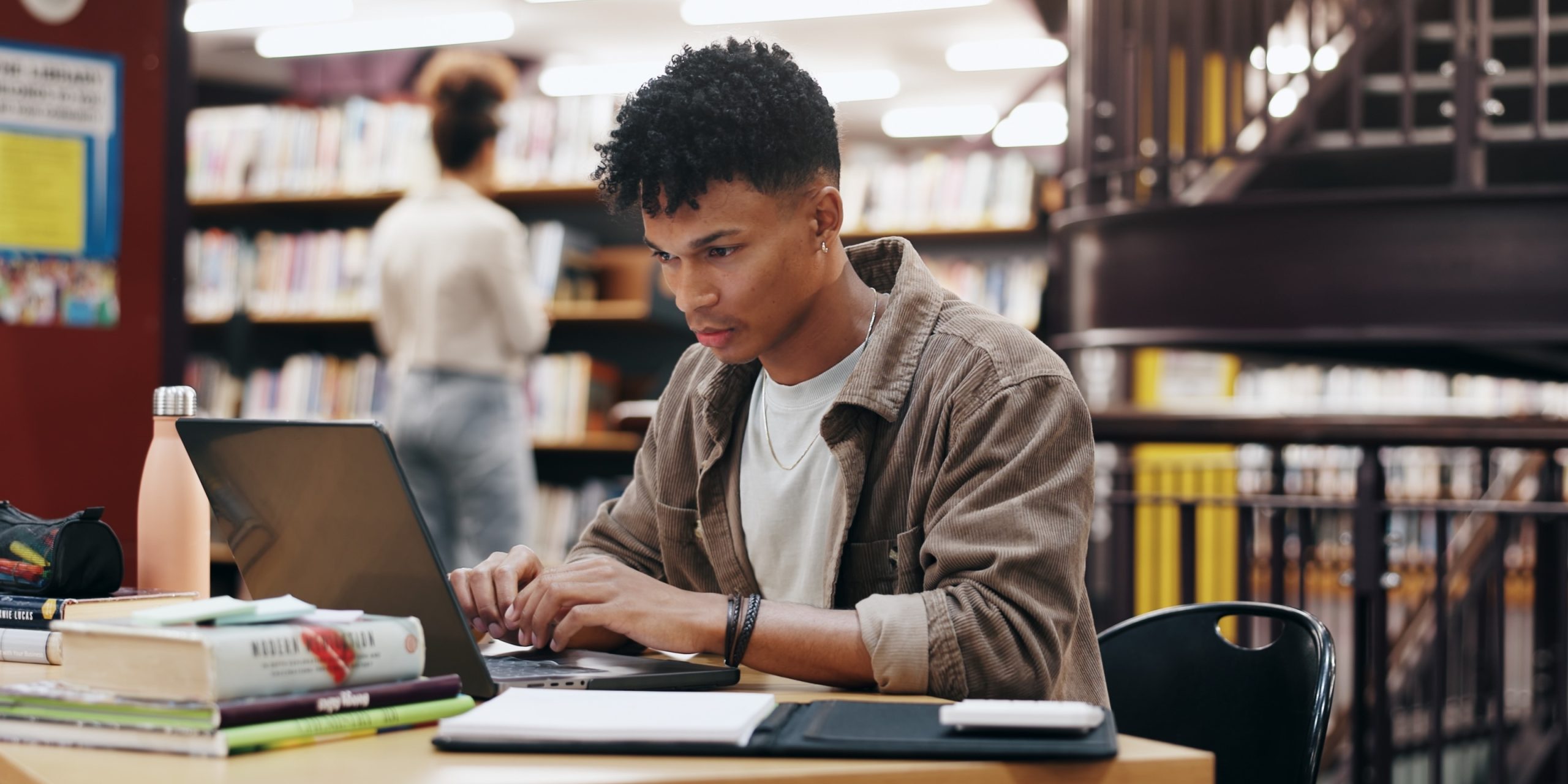 Estudiante en una biblioteca