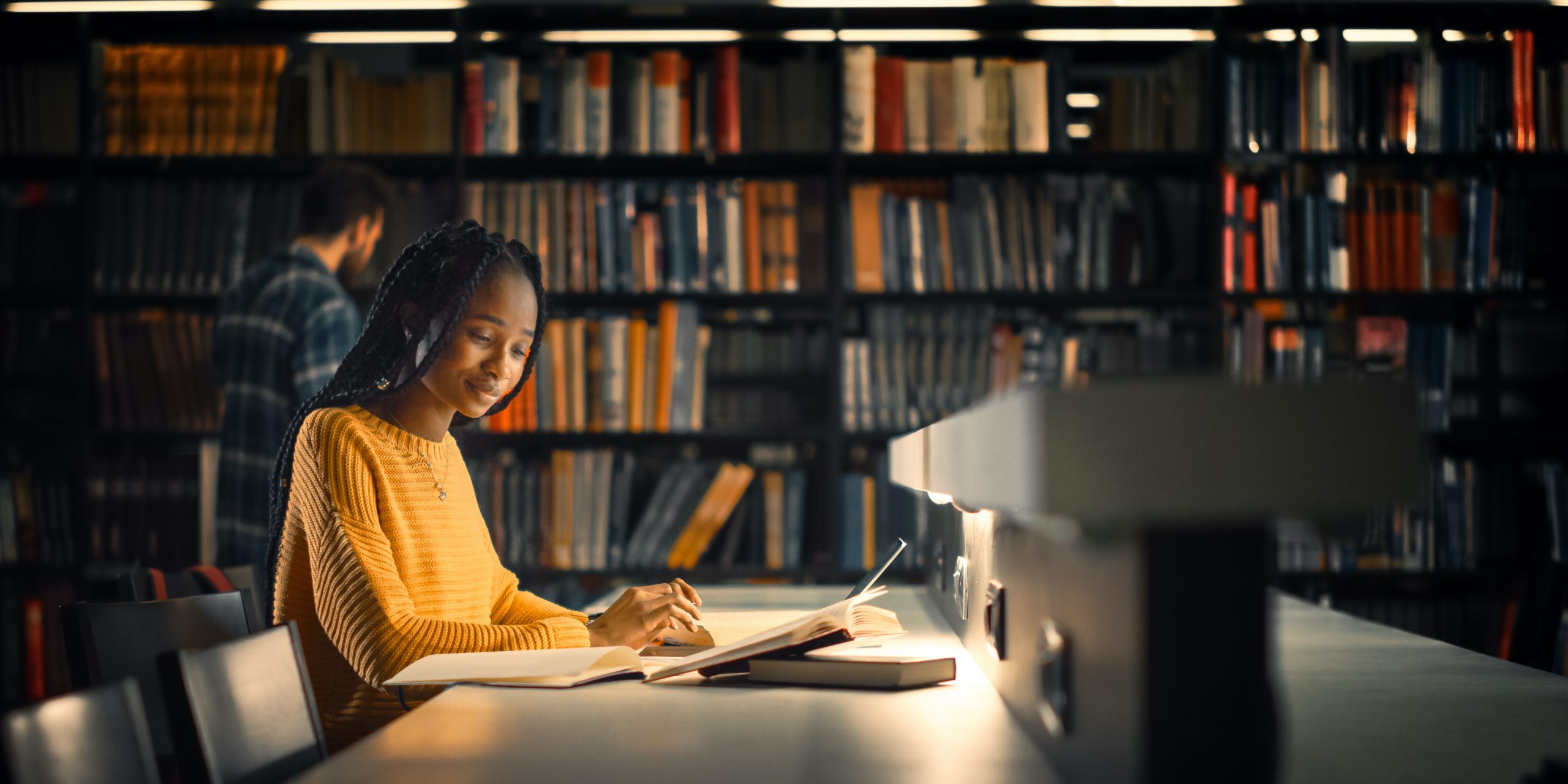 Una estudiante investiga en la biblioteca