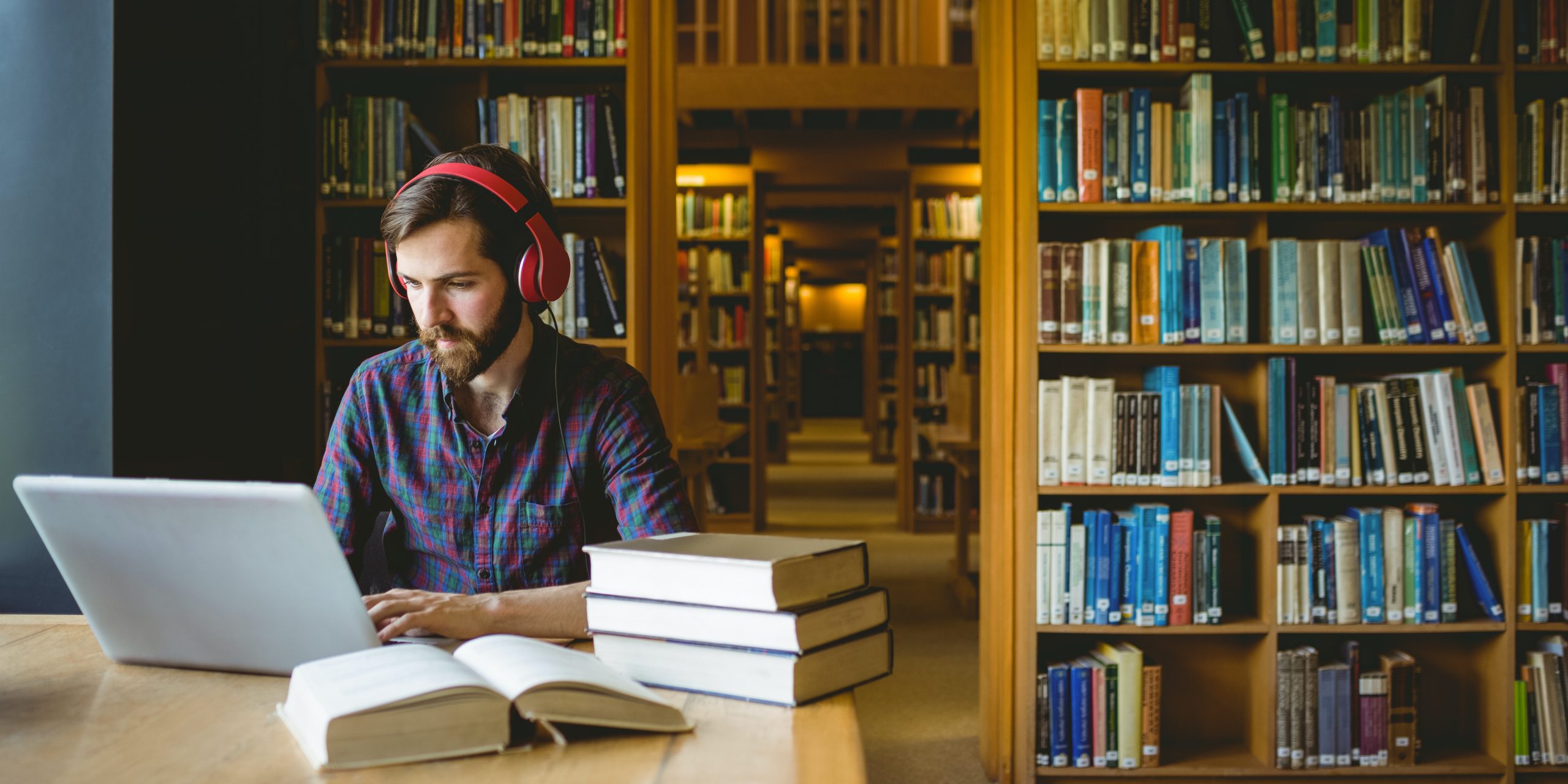 Un estudiante investiga en la biblioteca