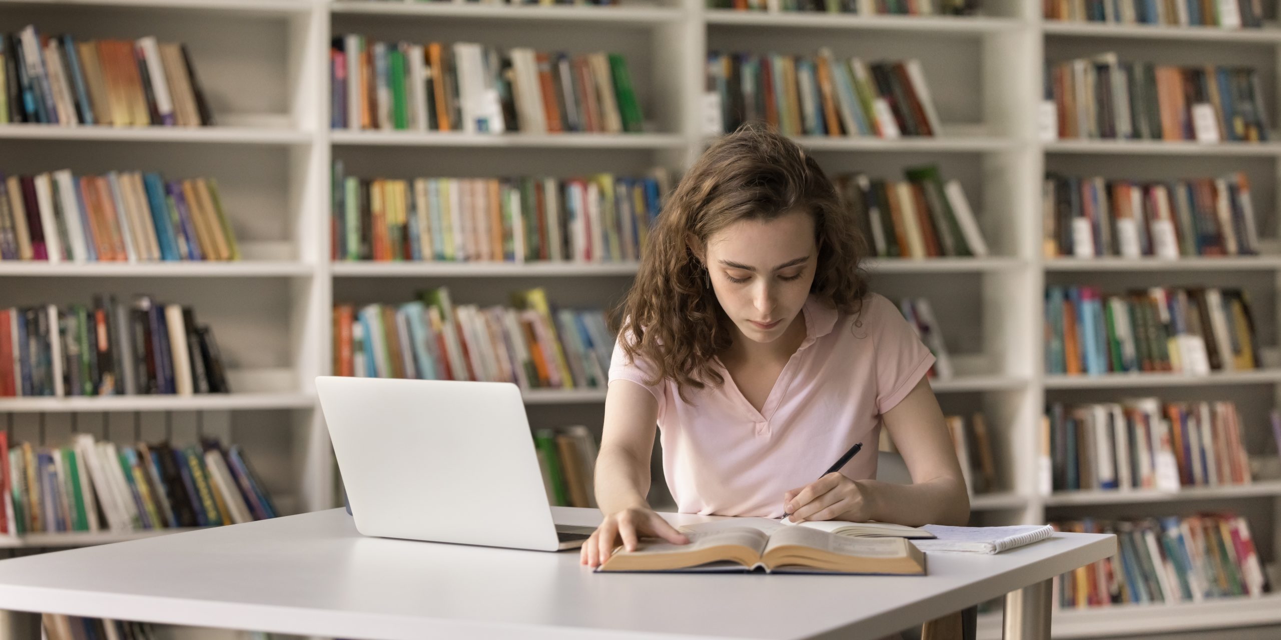 Una estudiante investiga en una biblioteca