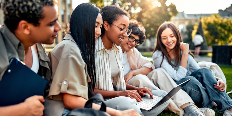 Grupo de amigos estudiando al aire libre.