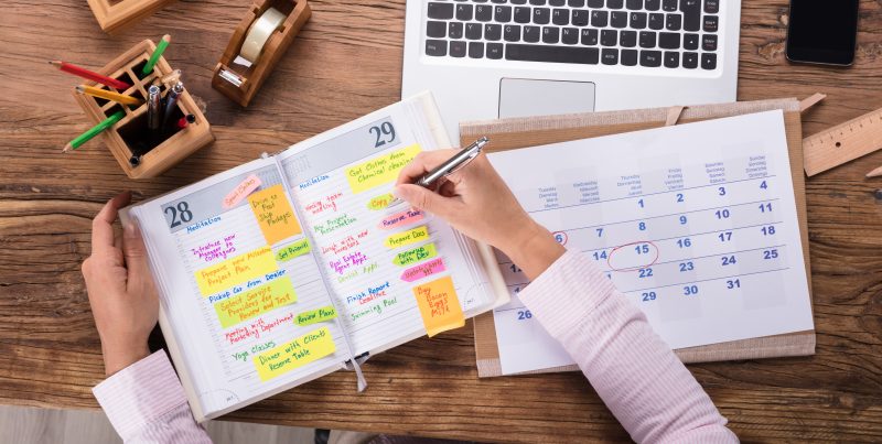 Agenda con anotaciones sobre un escritorio.