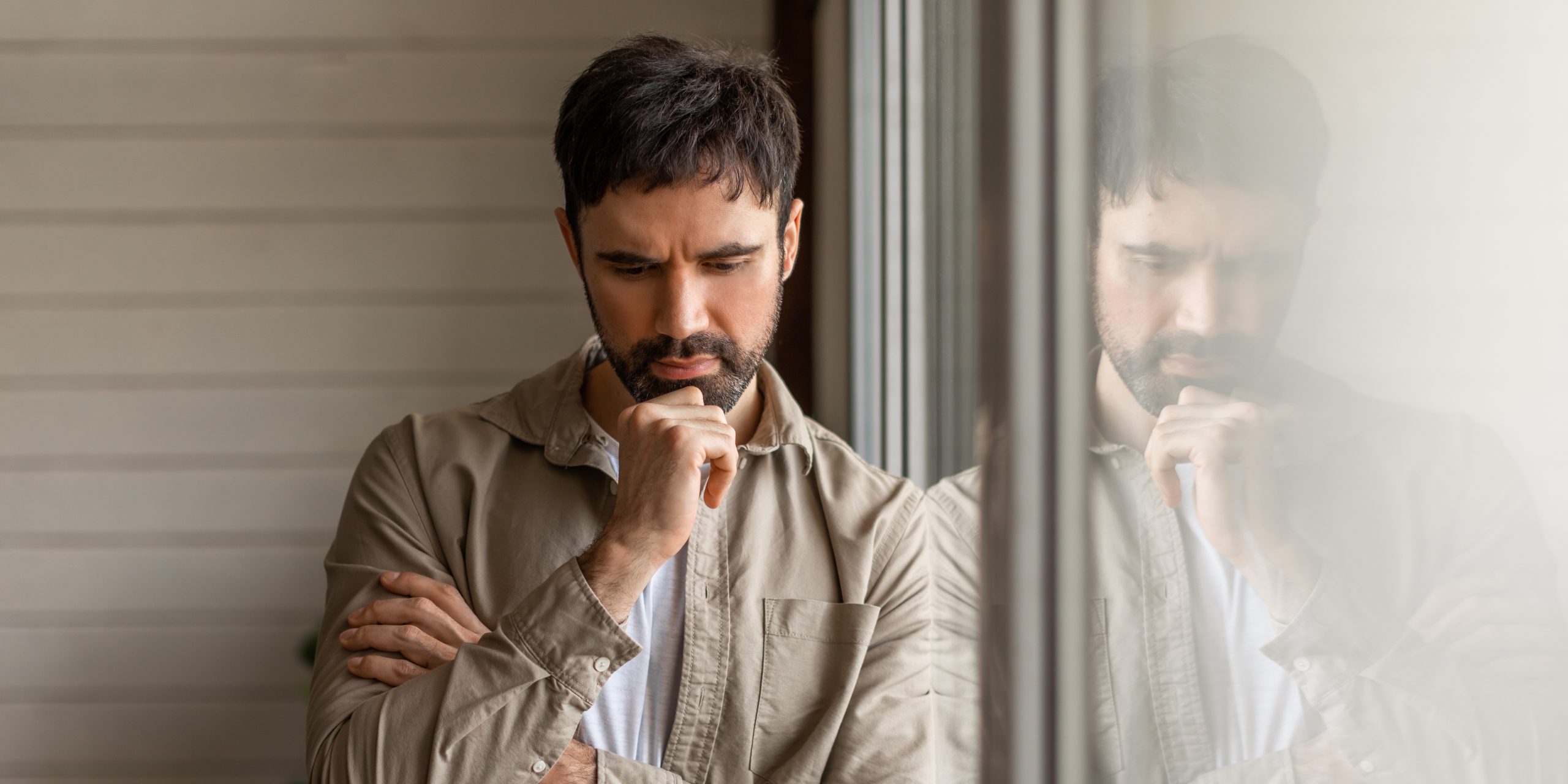 Un hombre reflexiona
