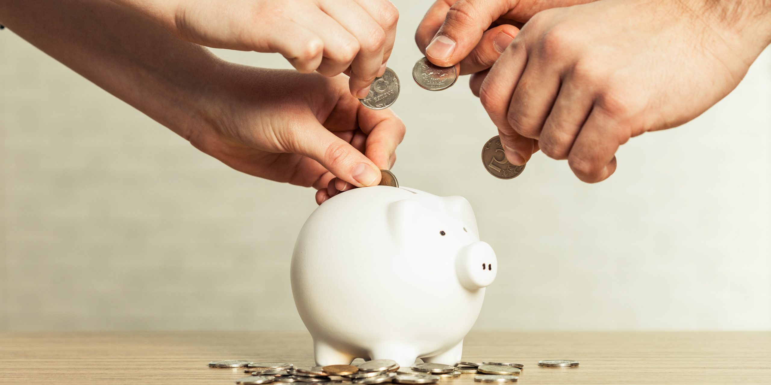 Diferentes personas aportan dinero a un fondo común.