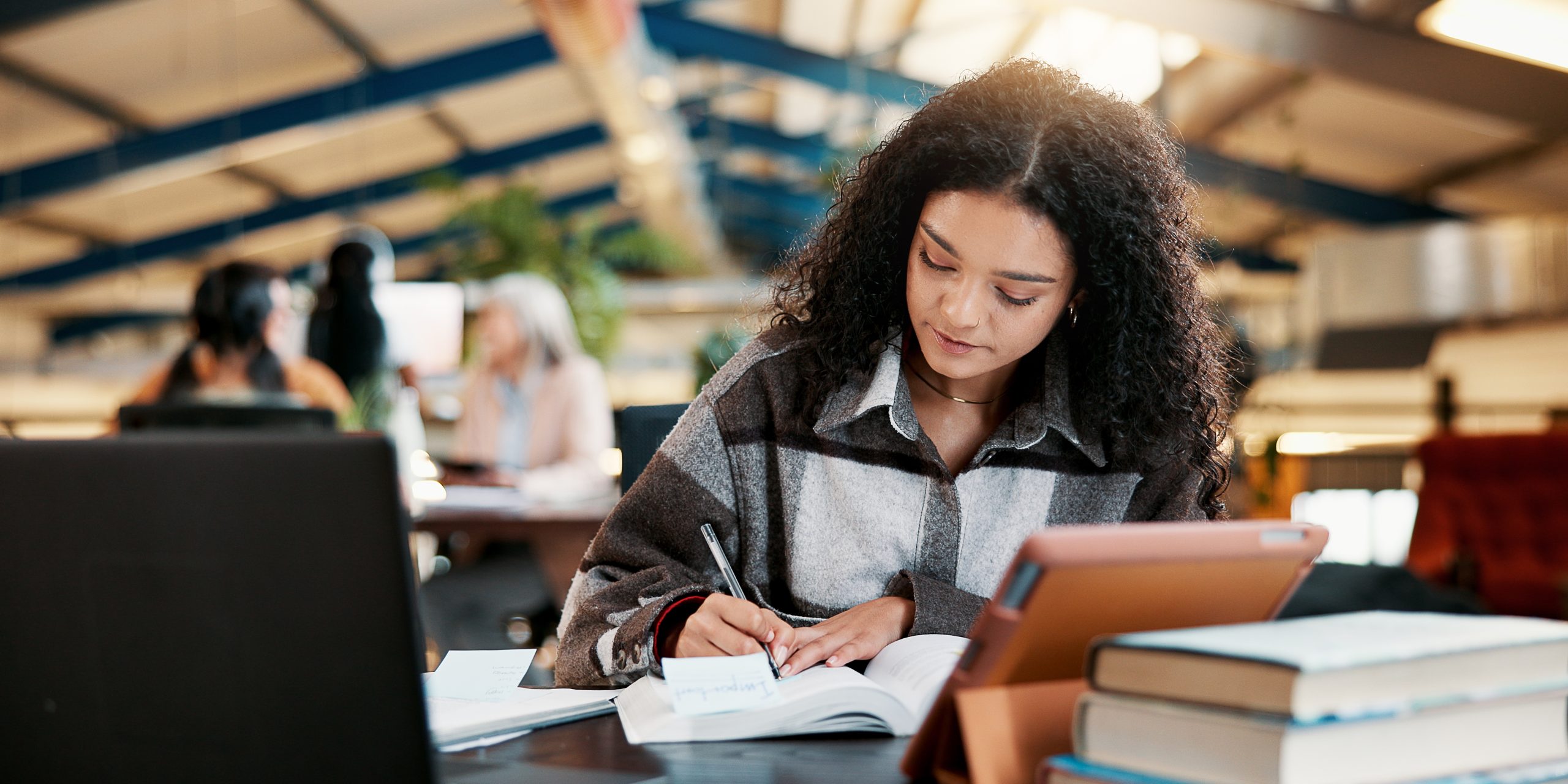 Estudiantes en una biblioteca.