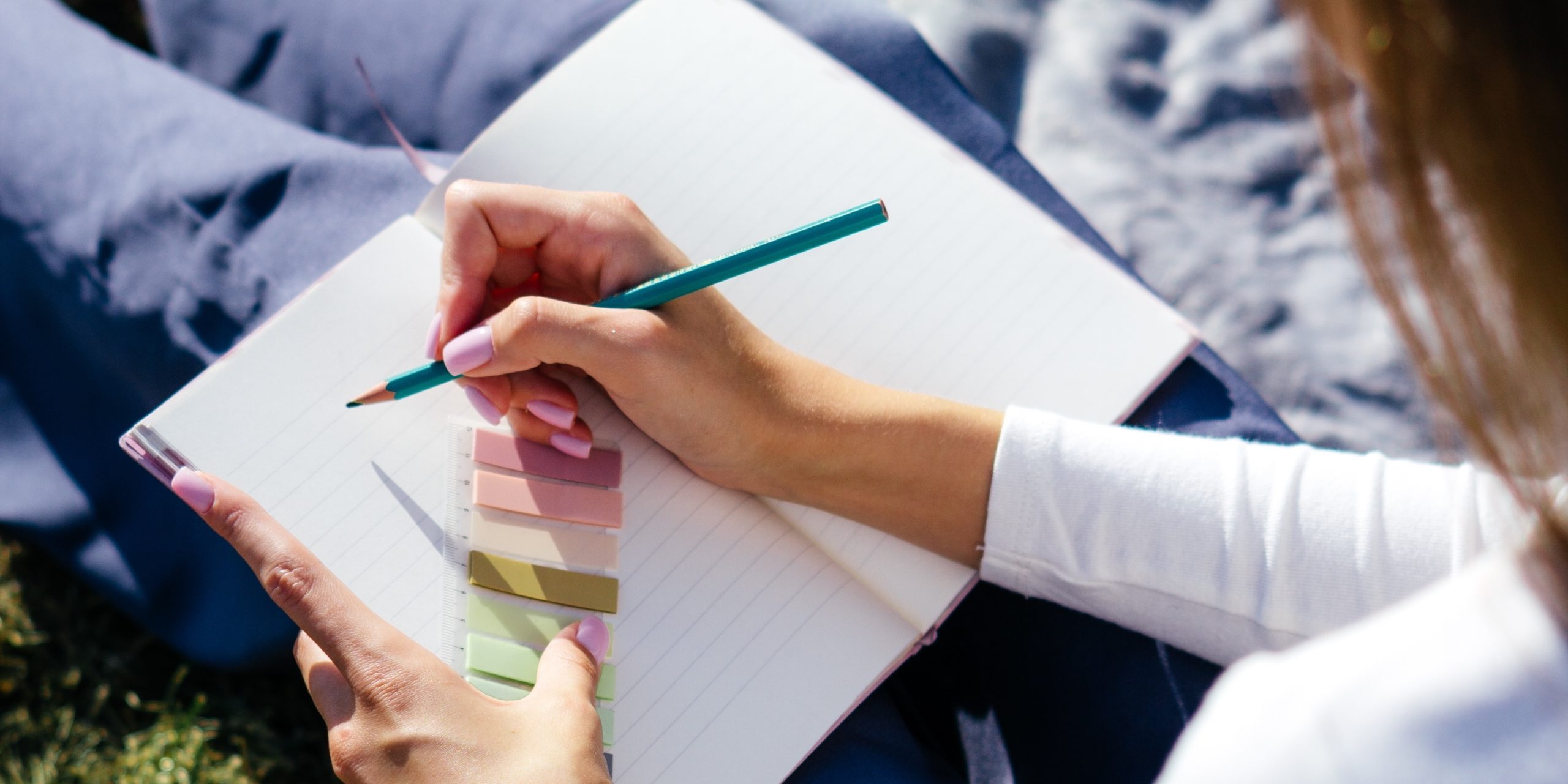 Una persona toma notas.